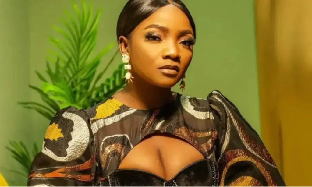 It’s unfair for artistes to sign others just as milestone – Simi