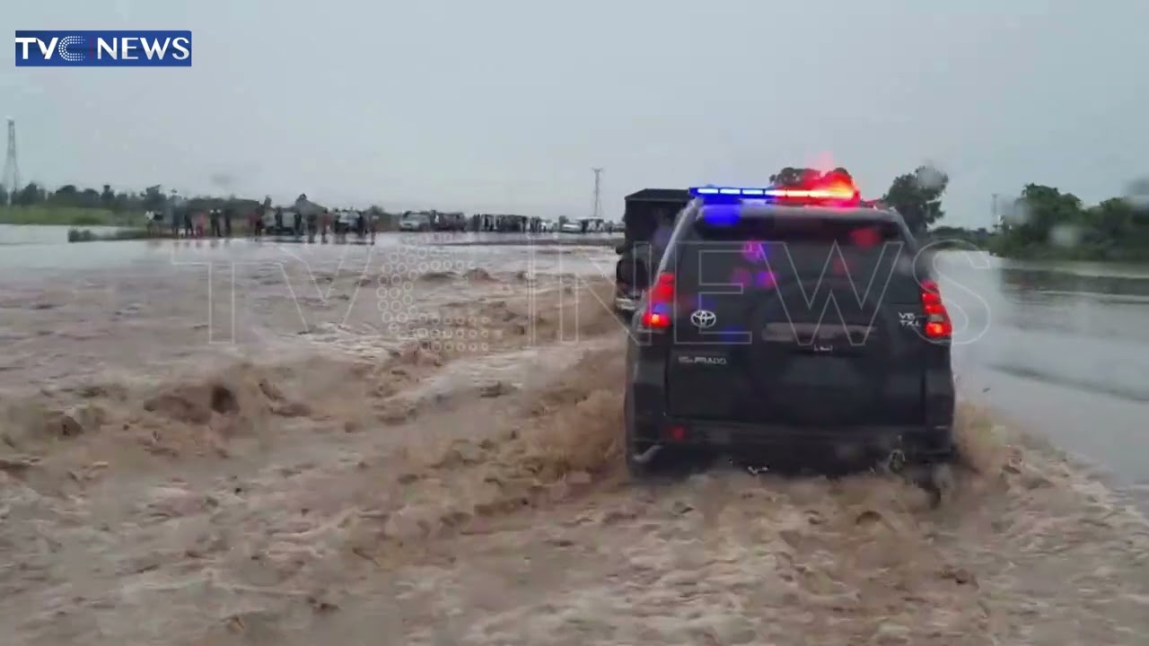 Tinubu’s Convoy Runs Into Floodwaters On Makurdi–Lafia Road
