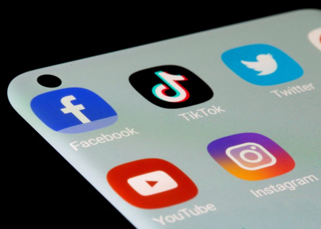 Canada moves to ban under-16s from social media, regulate AI