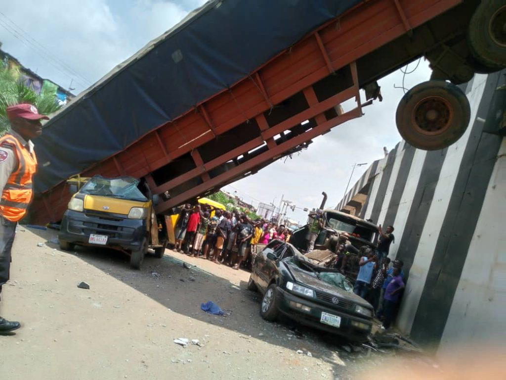 5 injured, 4 vehicles smashed as trailer falls off Anambra bridge 5 injured, 4 vehicles smashed as trailer falls off Anambra bridge
