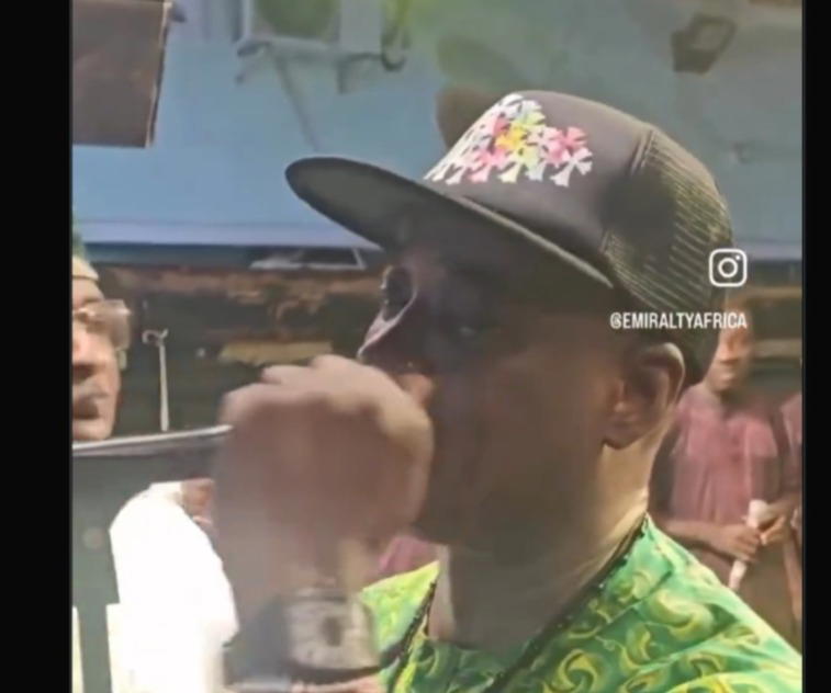 Video: KWAM1 cries on stage after news of Ogogo’s death Video: KWAM1 cries on stage after news of Ogogo’s death