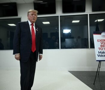 Trump votes early in Florida for US midterm elections