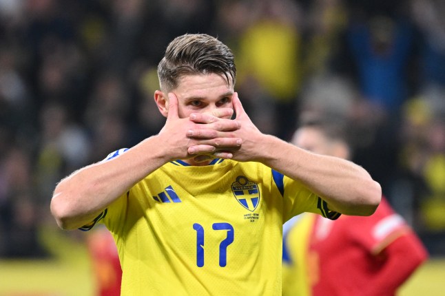 Arsenal star’s awkward reaction as former Chelsea boss jokes about Man City charges Arsenal star’s awkward reaction as former Chelsea boss jokes about Man City charges