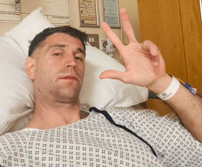 Chelsea goalkeeper Emiliano Martinez posts injury update from hospital bed